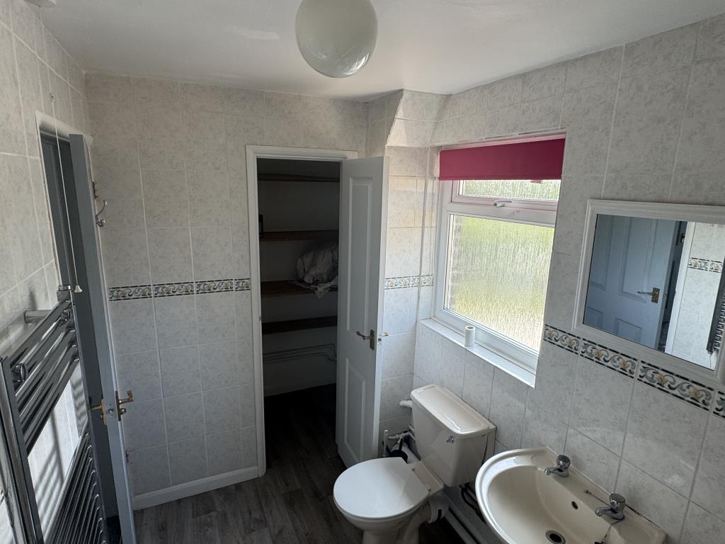 Lot: 168 - TWO-BEDROOM FLAT WITH GARAGE CLOSE TO THE SEAFRONT - Bathroom with wood effect floor and wall tiles